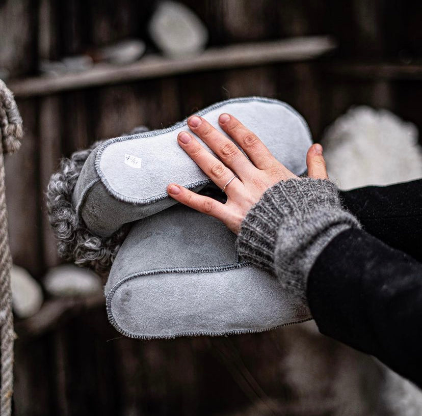 Slippers with Gotland curls